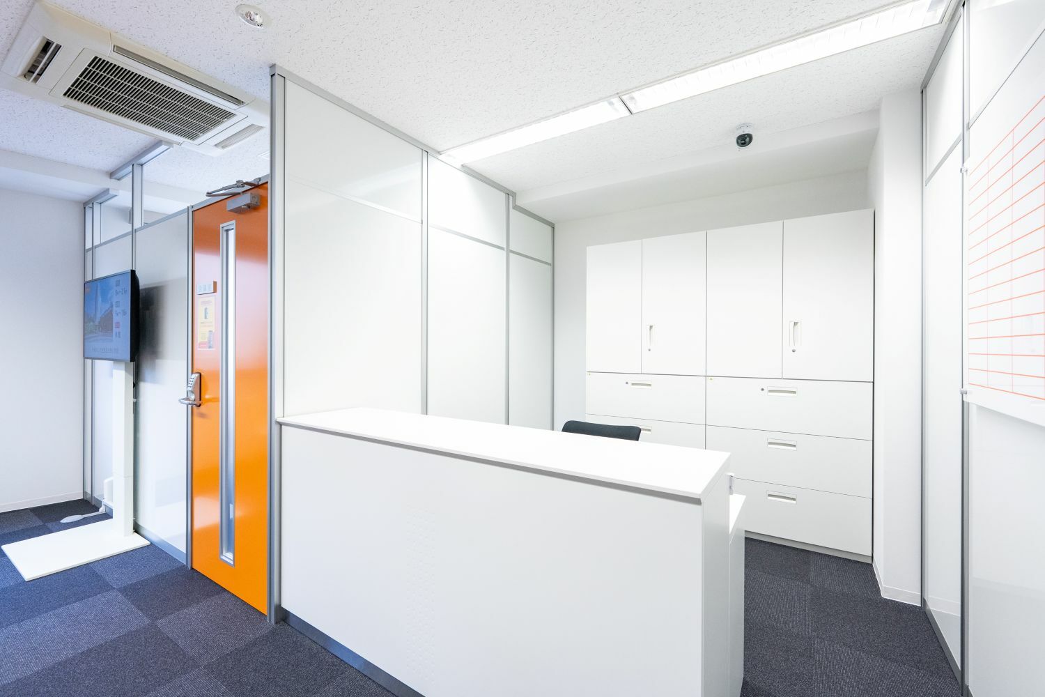 外観_受付。営業時間内はスタッフが常駐しています。