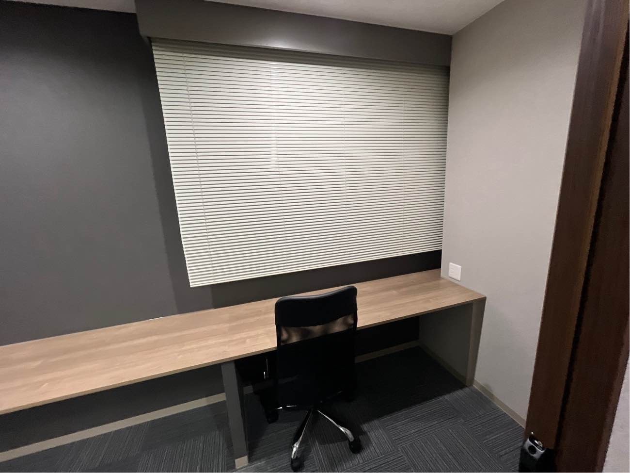 専有部_個室。家具、インターネット環境完備です。