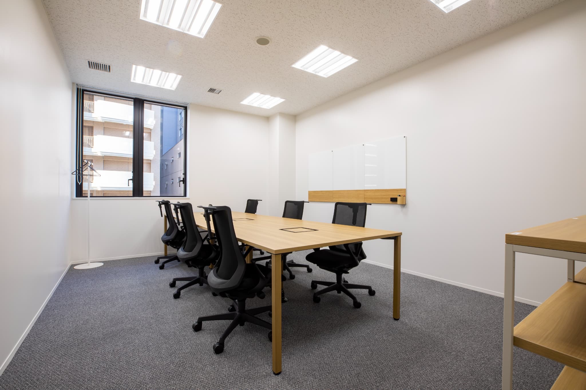 6名用個室。家具・インターネット環境完備