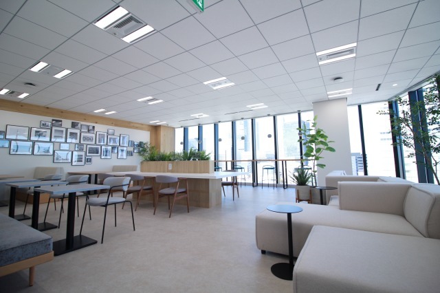 広々としたコワーキングスペース。様々な用途でご利用いただけます。