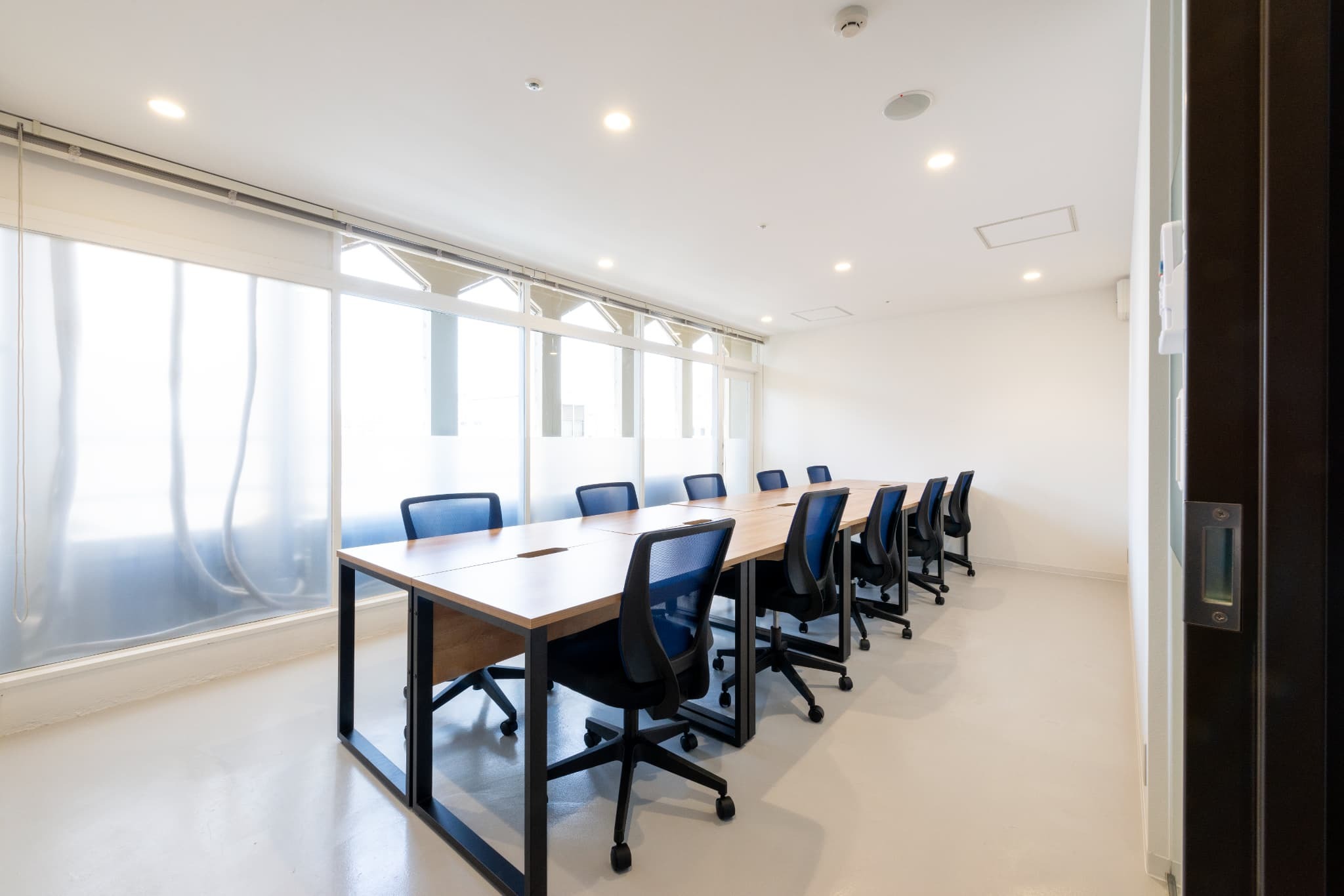 家具付き・完全個室オフィス｜24h利用可能。1〜15名以上にも対応する、大小様々なサイズをご用意しております。