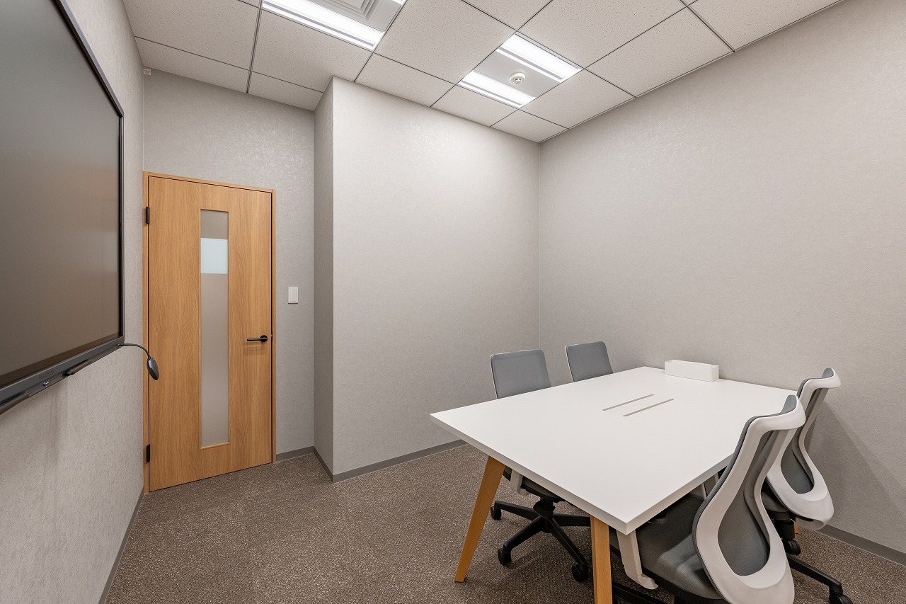 『会議室』4名用をご用意しております。事前予約制（有料）
