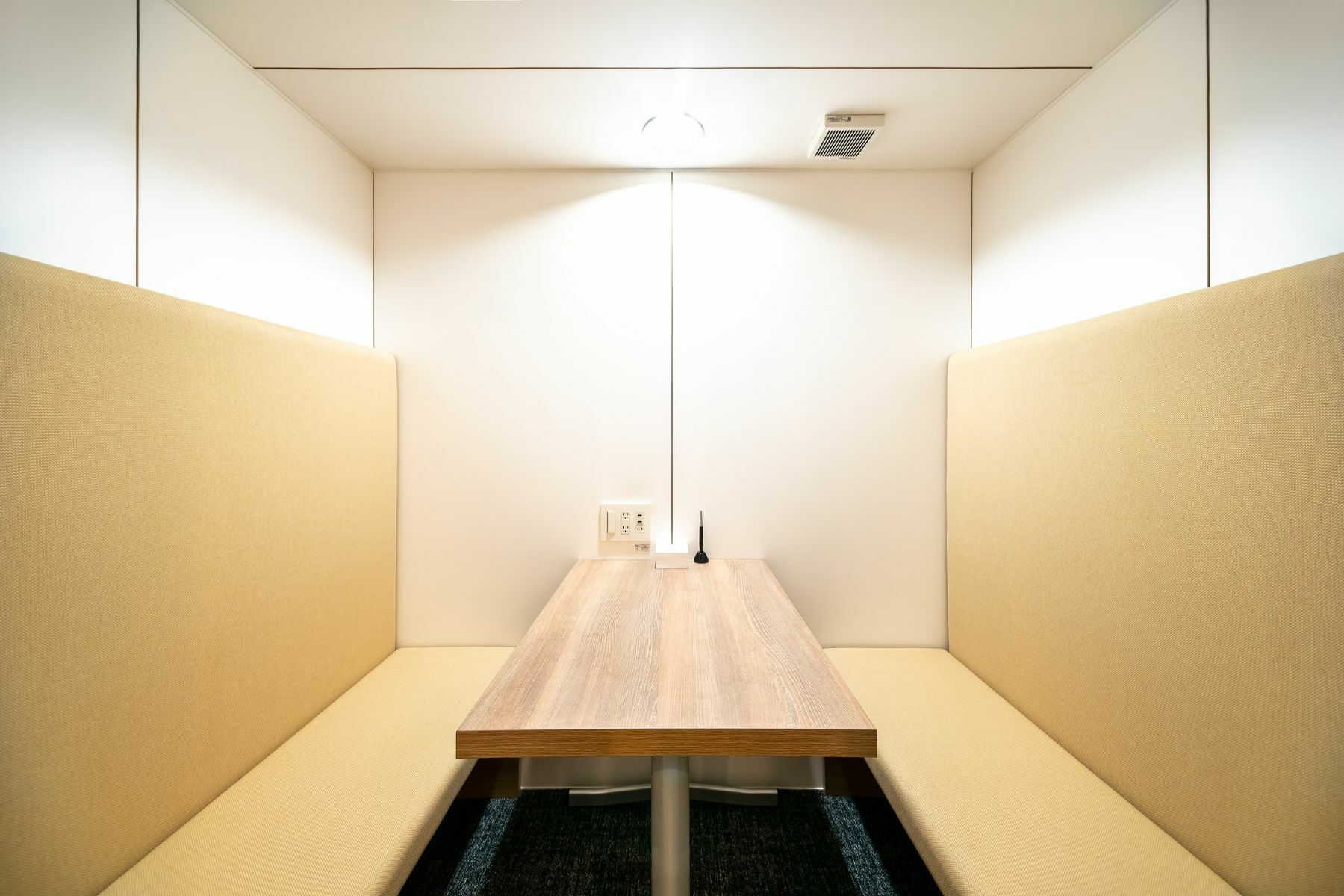 ８階WEBブース(大)。複数名での打ち合わせの際にもご利用いただけます。