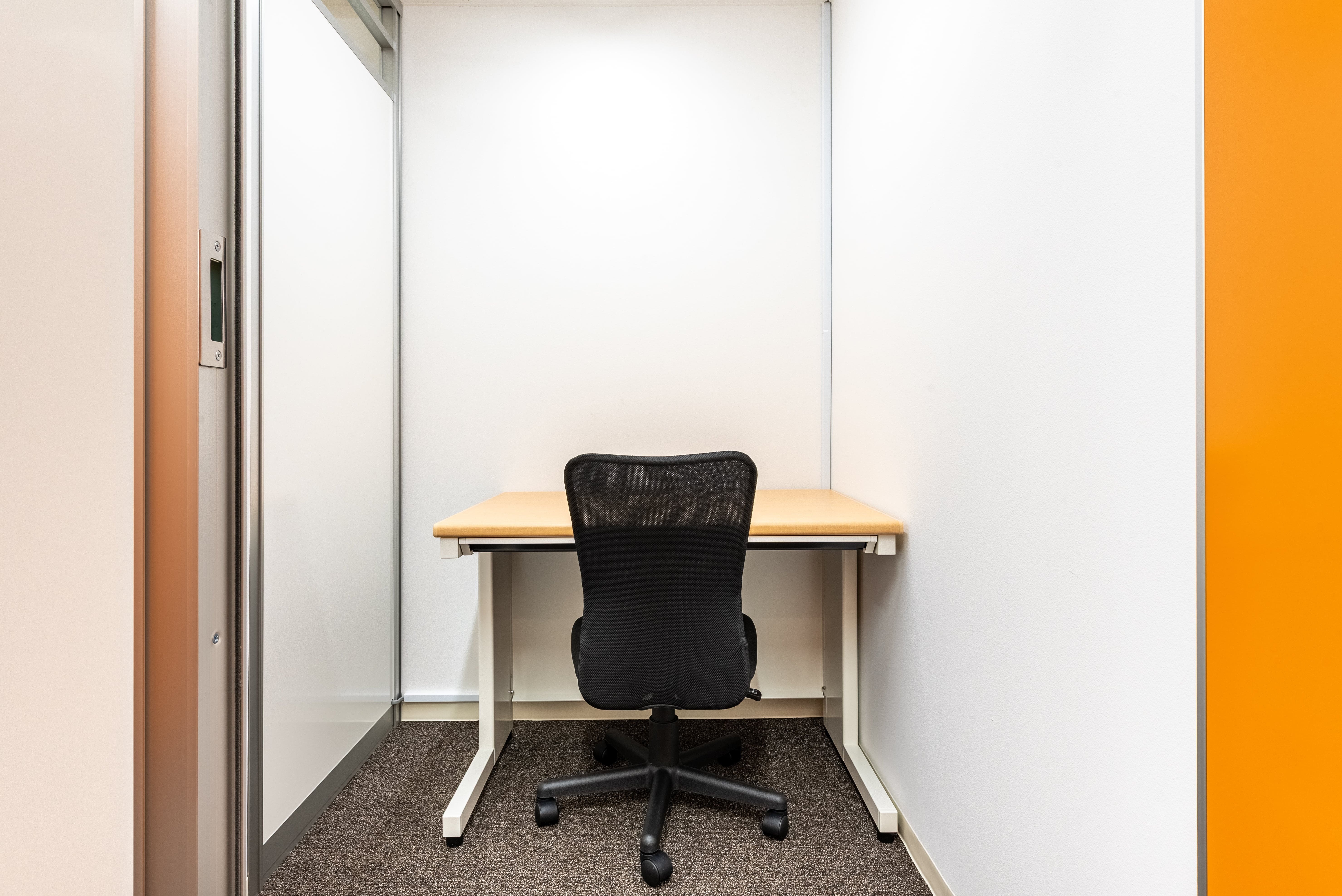 個室_集中して作業に取り組める個別施錠付きの個室を複数ご用意しています。