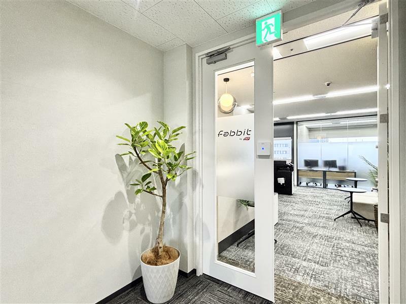 外観_入口。梅田駅から徒歩2分、JR大阪駅から徒歩5分に位置しています。