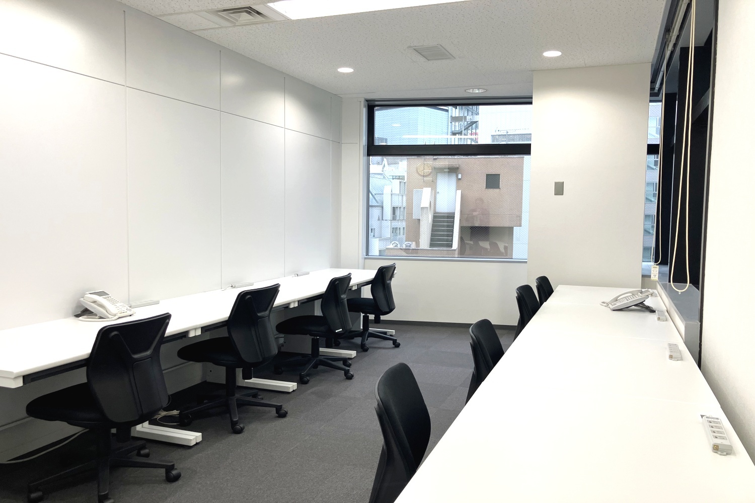 個室_8名用個室。2面窓の西側に面した個室です。午後も陽ざしが入り明るいお部屋です。