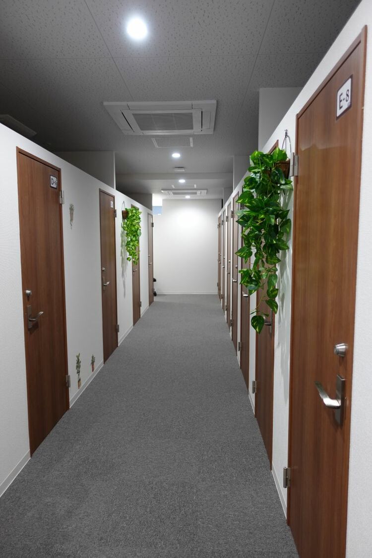 共有部_廊下。個室オフィスは施錠可能となっています。