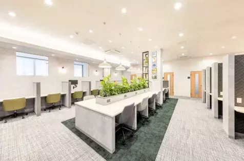 共有部_カフェブース。食事・通話・WEB会議OKの作業スペースです。※画像はイメージです。©bizcomfort