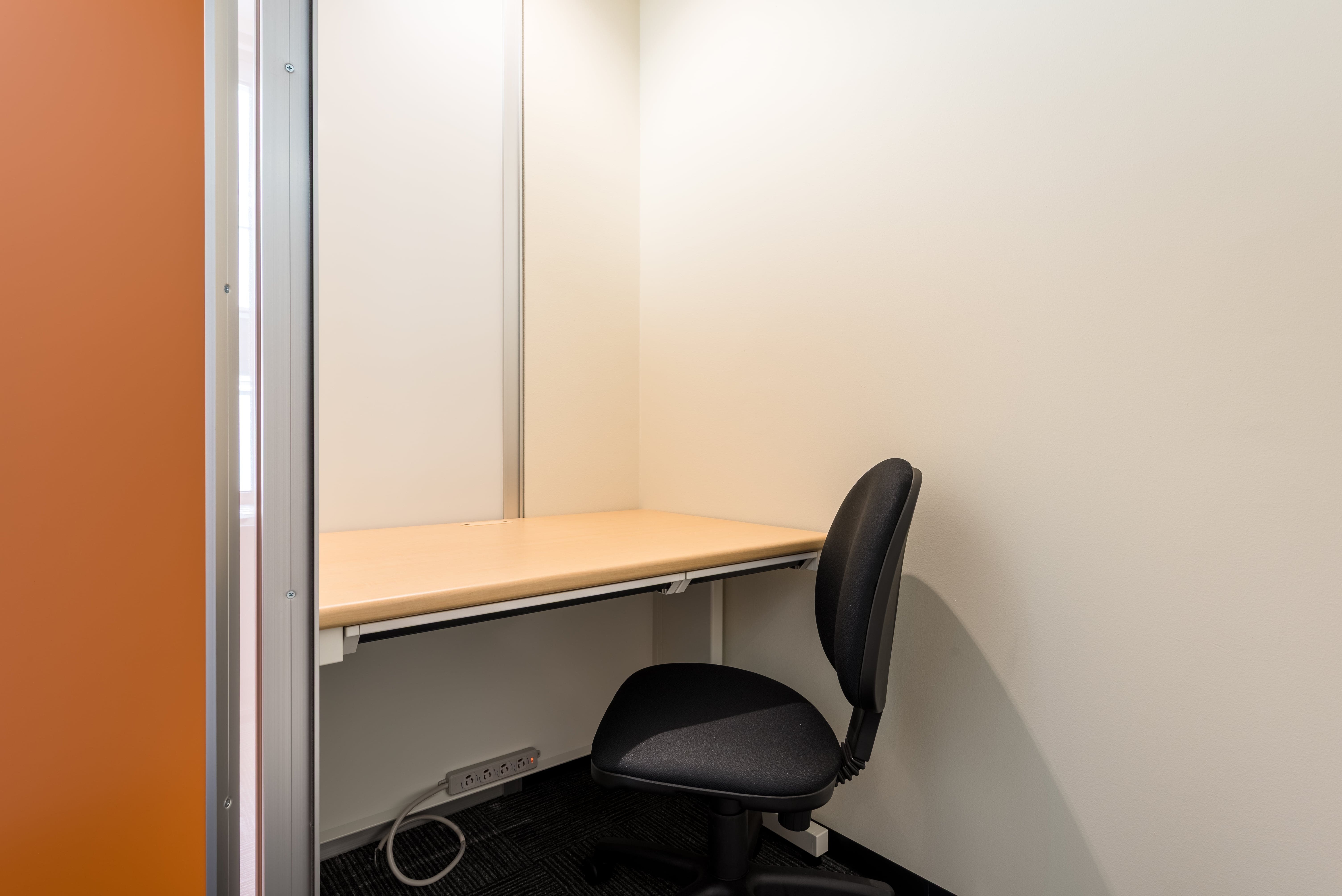 個室_集中して作業に取り組める個別施錠付きの個室を複数ご用意しています。