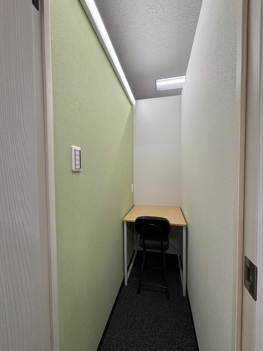 専有部_個室。家具、インターネット環境完備です。