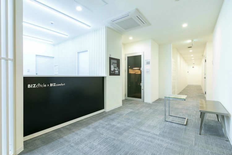 外観_受付です。コンシェルジュが常駐しており、入居者様のビジネスをサポートします。©bizcircle