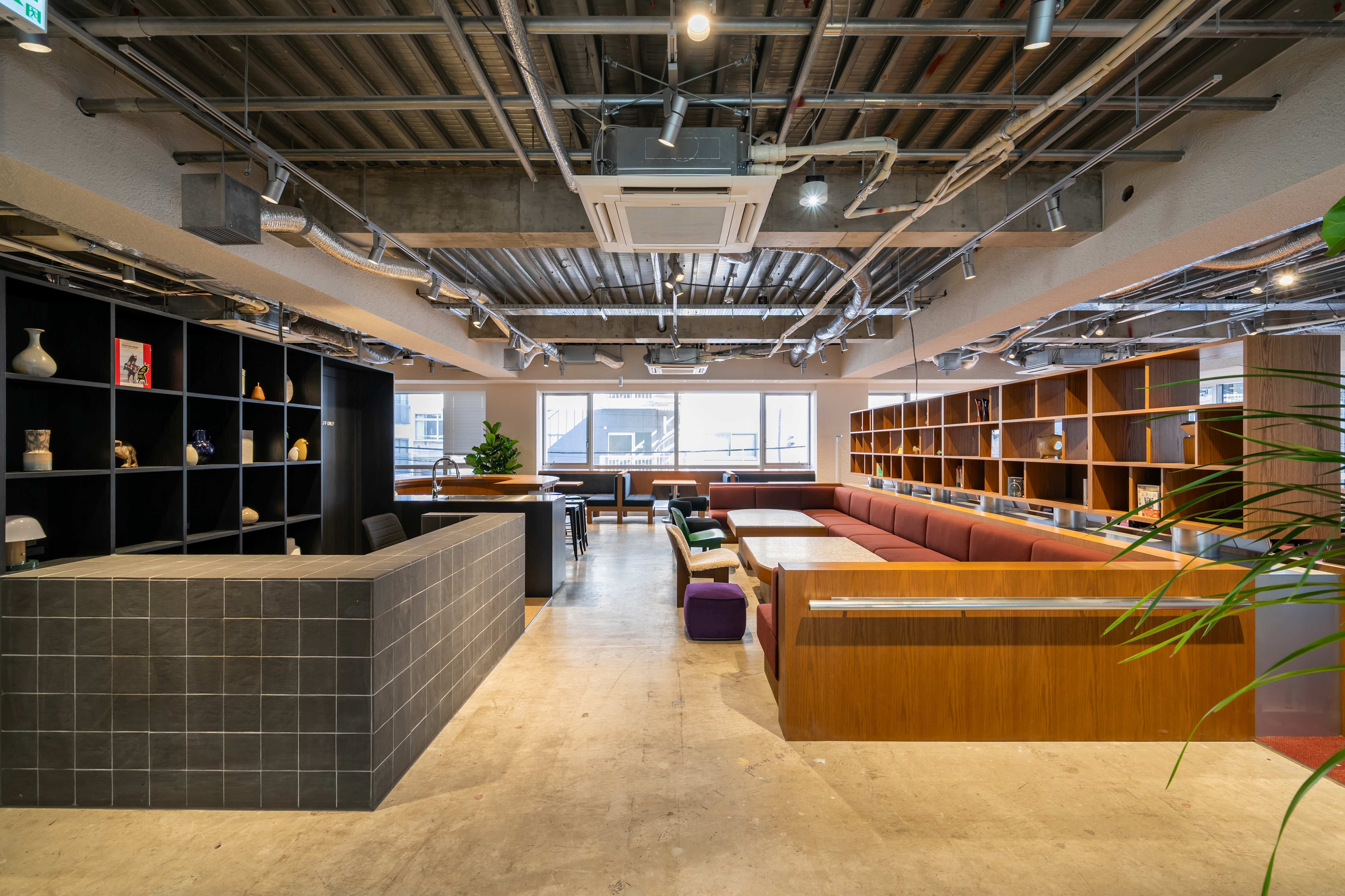 共有部_ラウンジ。グループワークや個人での作業、休憩にも対応したフレキシブルなスペースです。