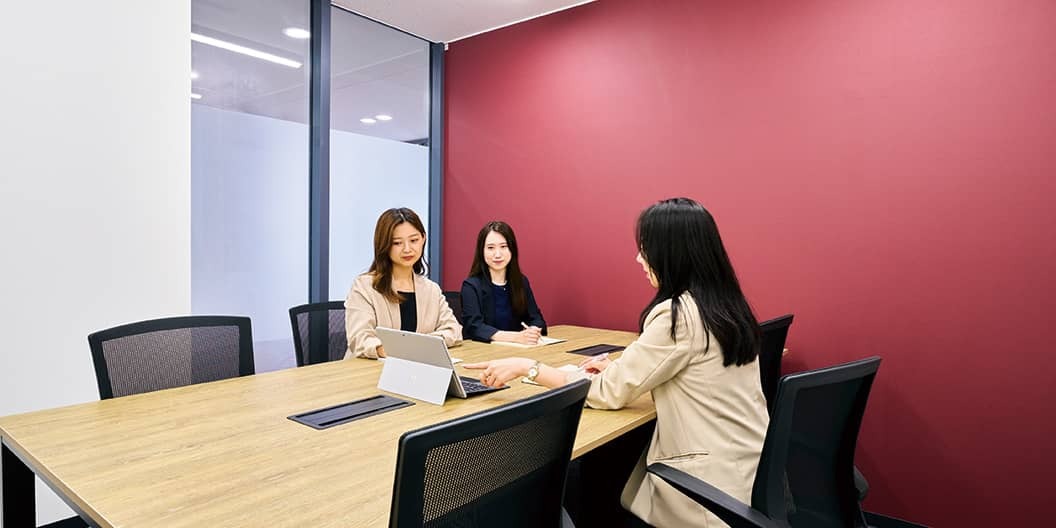 共有部_会議室。会議、面接、取材、セミナーなど様々なシーンで活用できます。※画像はイメージです。©Regus