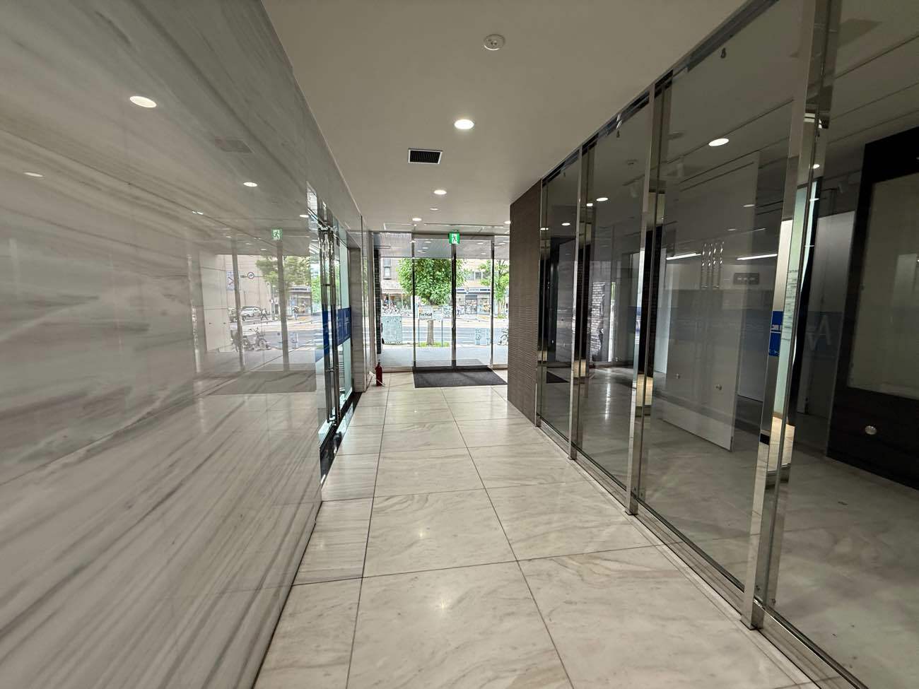 外観_エントランス。稲荷町駅から徒歩4分に位置しています。