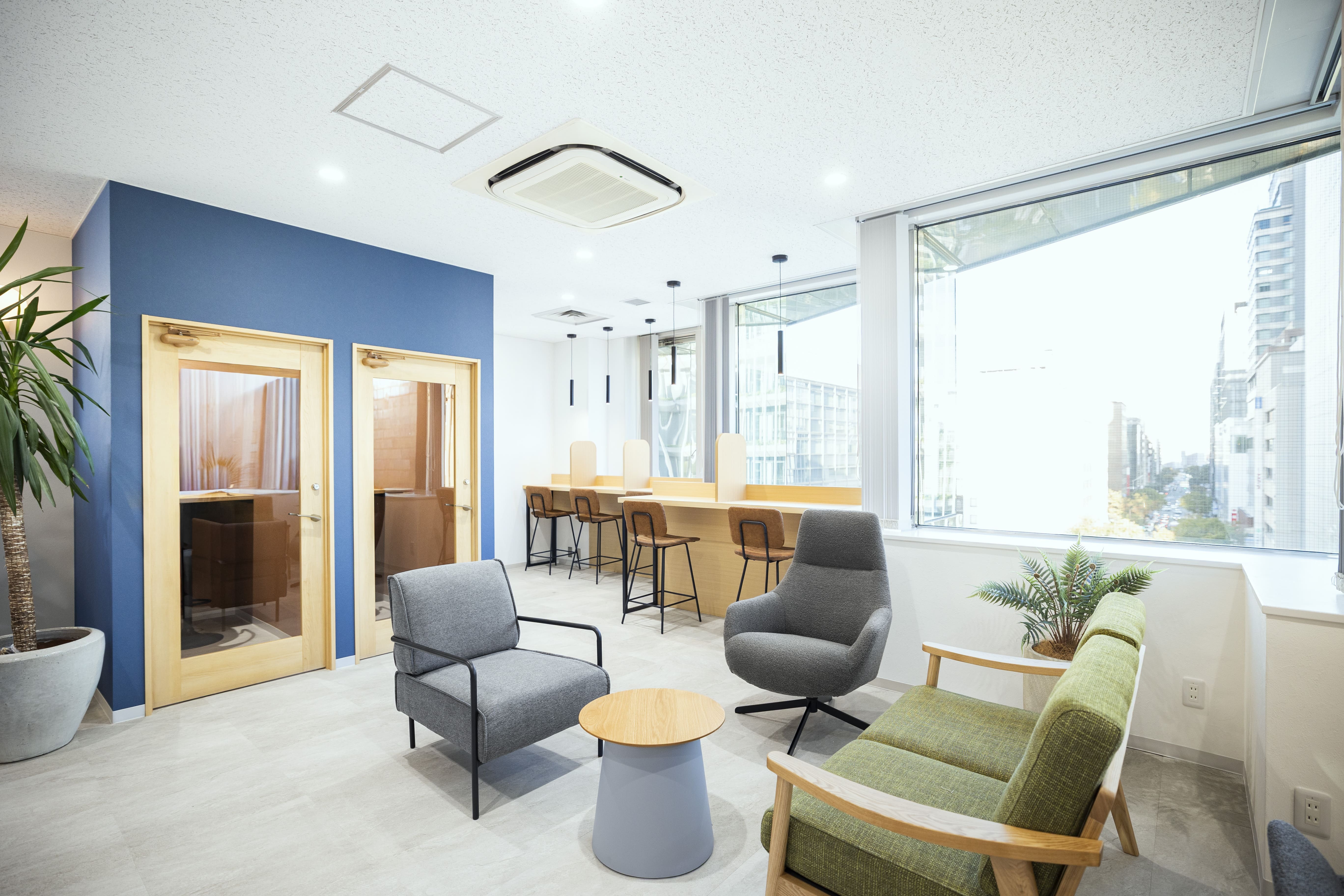 コワーキングスペース｜窓際にはゆったり座れるソファ席。休憩時間や、業務の合間のリラックスタイムにも最適です。