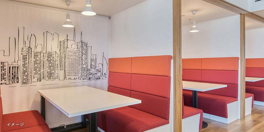 共有部_ビジネスラウンジ。仕事中のリフレッシュや来客などにも利用可能です。※画像はイメージです。©Regus