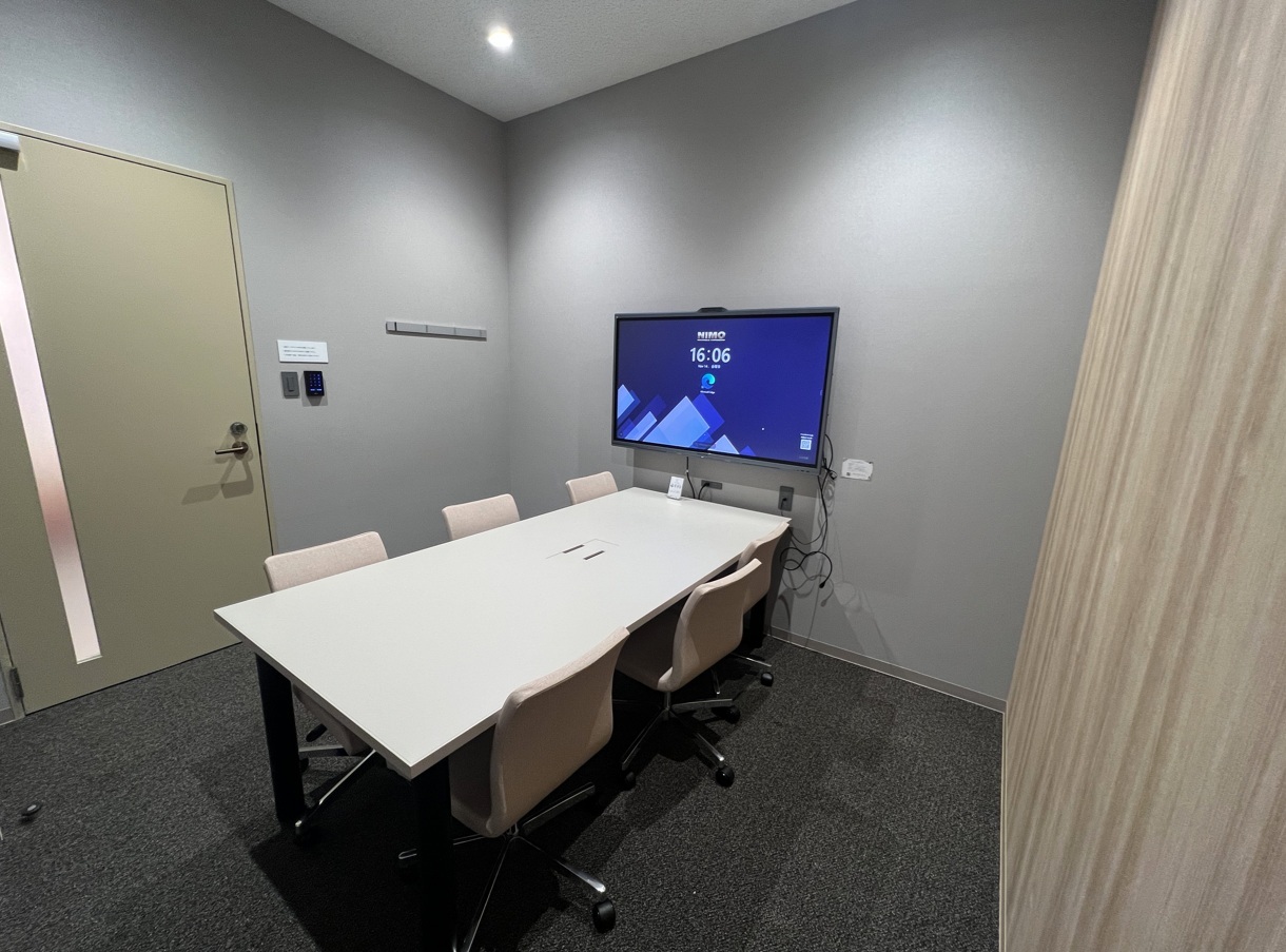 共有部_会議室。予約制の会議室完備（有料）。