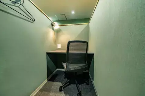 共有部_WEB会議ルーム。WEB会議や面接の際に便利です。※画像はイメージです。©bizcomfort