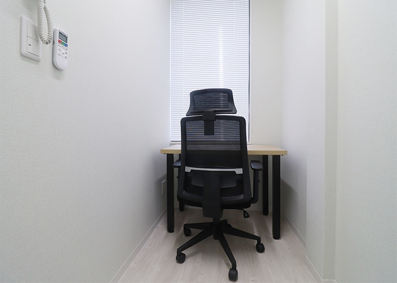 専有部_個室。家具、インターネット環境完備です。