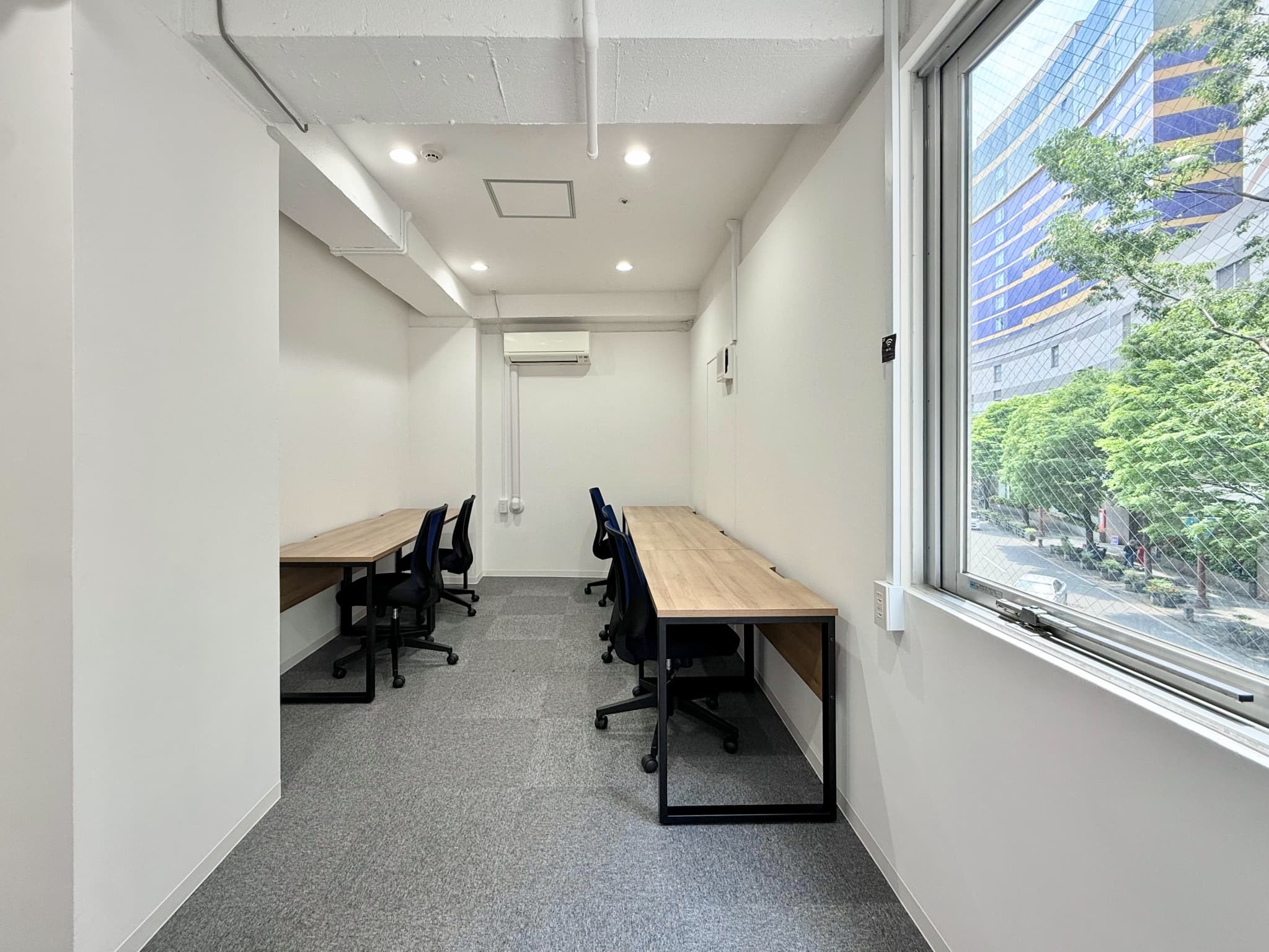 プライベートオフィス｜完全個室・家具付き。3〜5名用の小規模サイズも。専有部は小さく持ちつつ、共用部を賢く使えば、コスパも◎