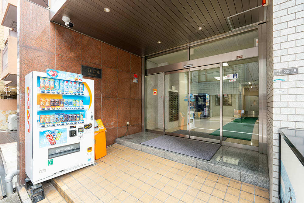 外観_入口。淀屋橋駅から徒歩10分に位置しています。