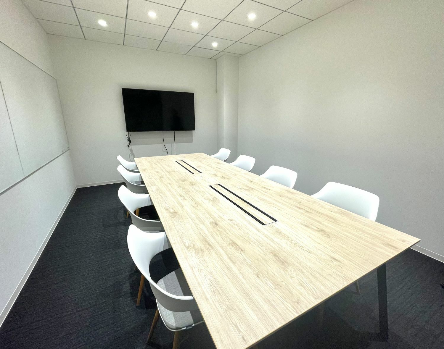 共有部_会議室。会議、面接、取材、セミナーなど様々なシーンで活用できます。