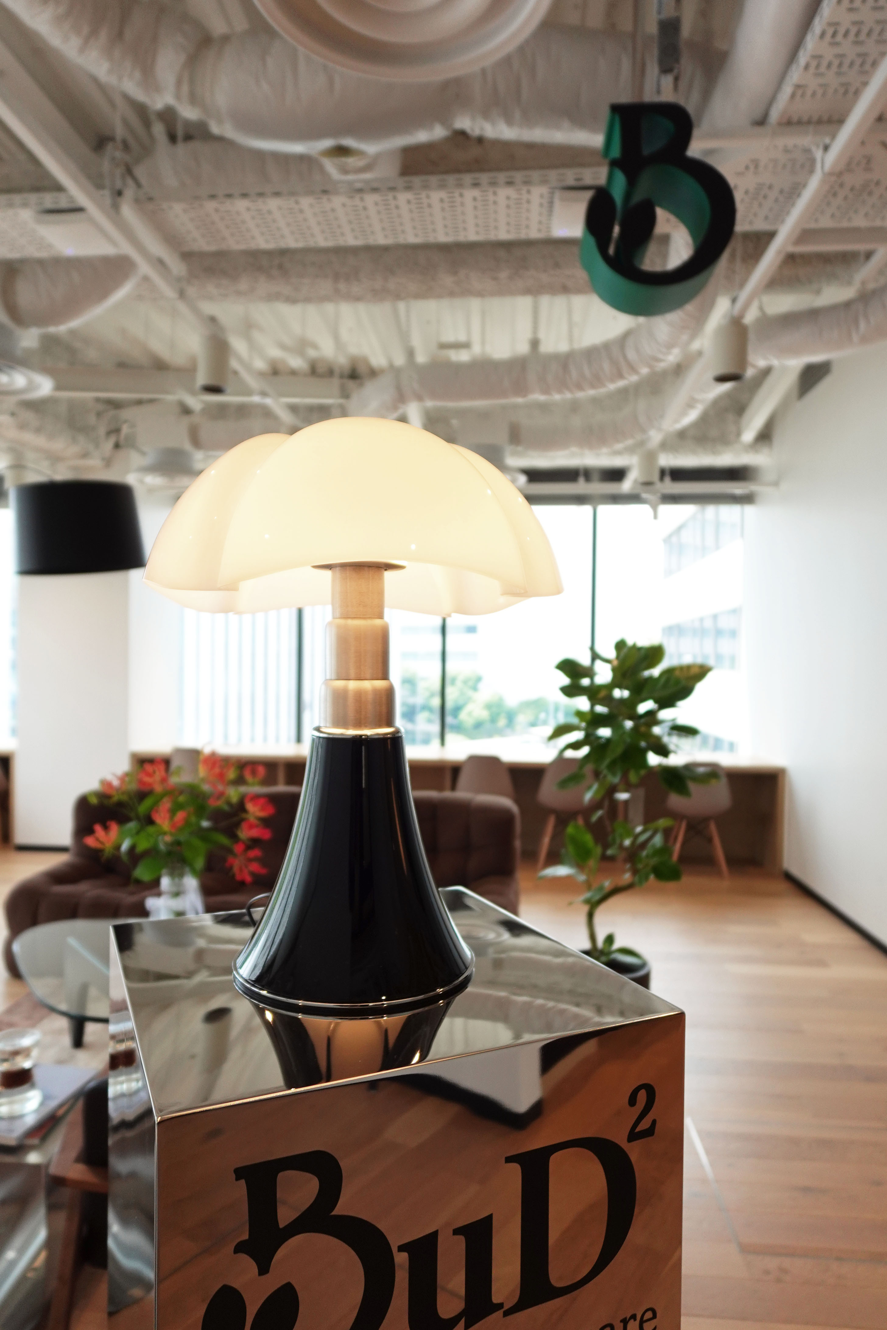 シェアオフィス内は家具にこだわっています。オシャレで落ち着く雰囲気を作り上げています。