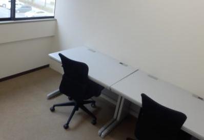 個室_3名個室の参考画像です。広々としたスペースに、大きな窓もあるため開放的です。