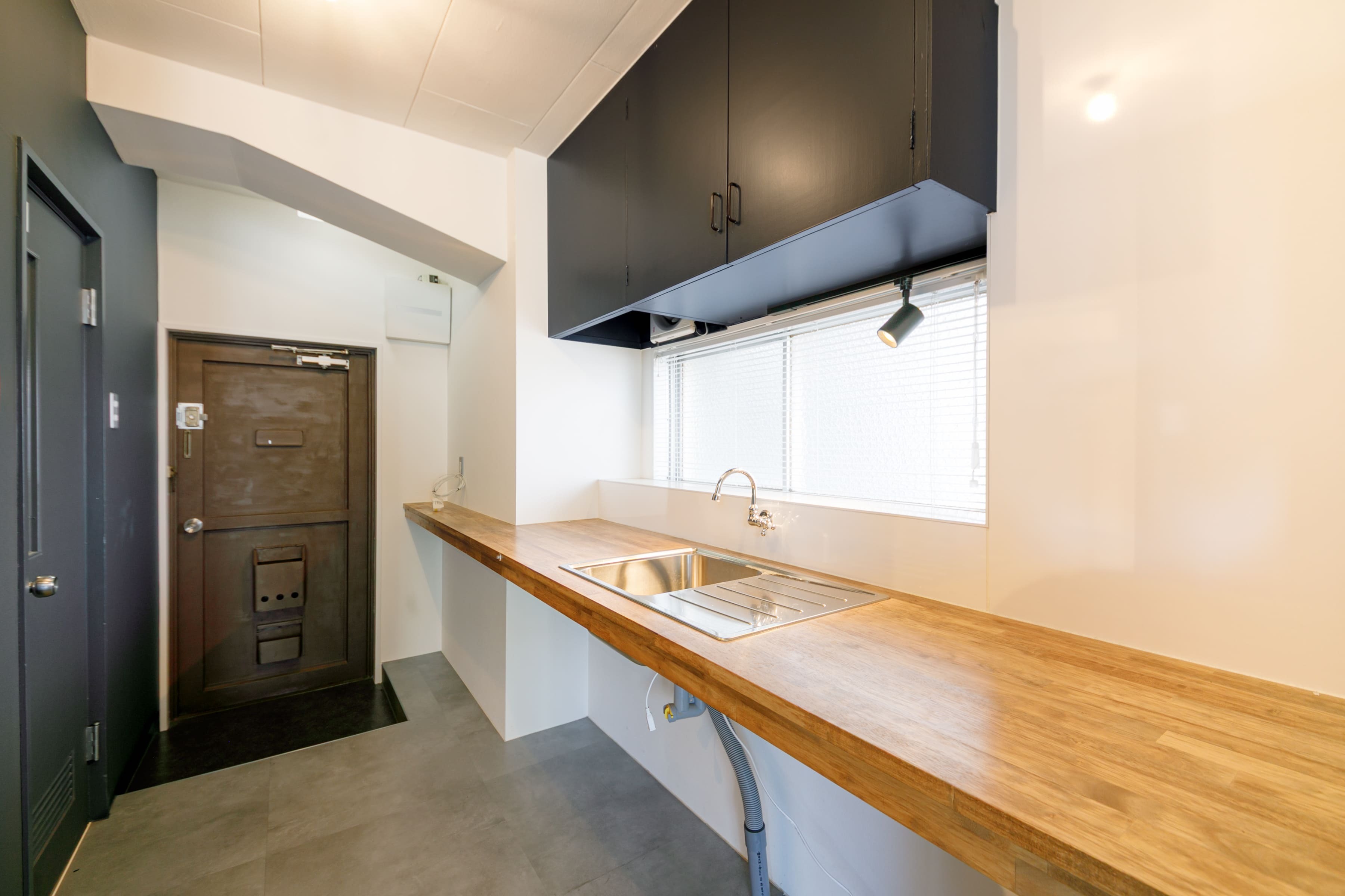 水回りから室内へとつながるカウンター　明るいです