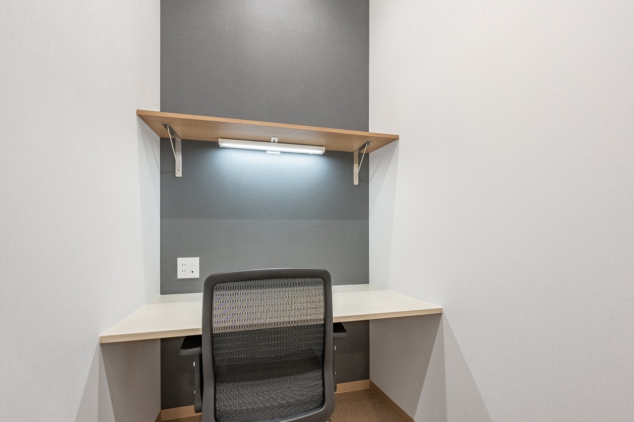 専有部_個室。家具付きです。©bizcomfort