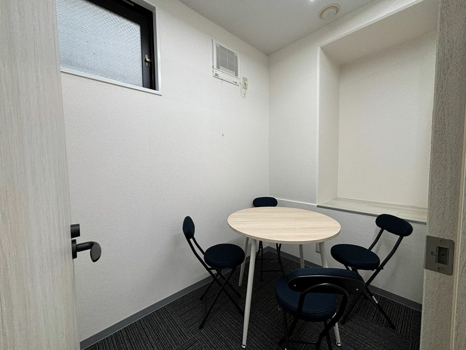 共有部_会議室。月10時間まで無料で利用可能です。