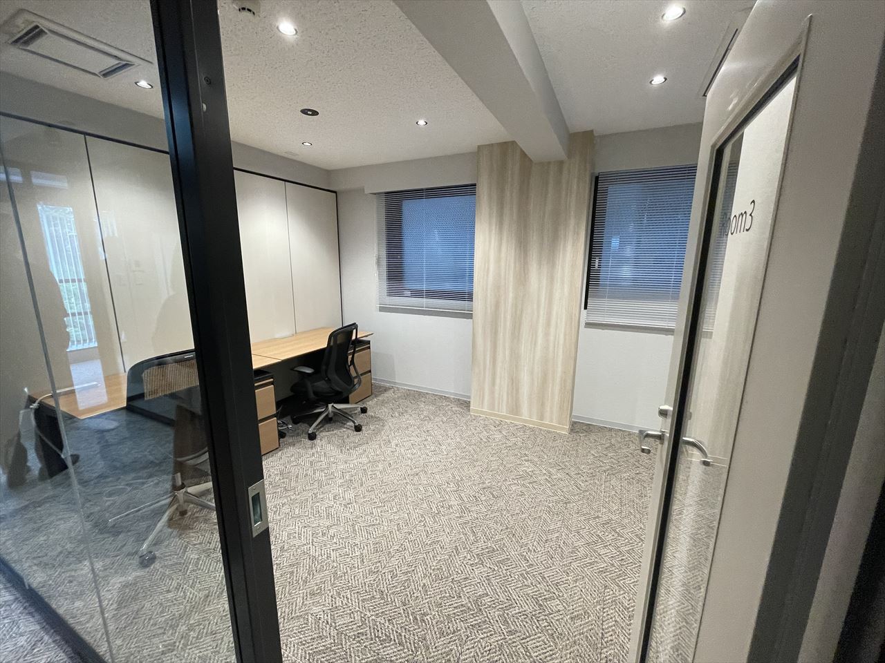 3F個室_4名用で、窓付き・家具付きです。