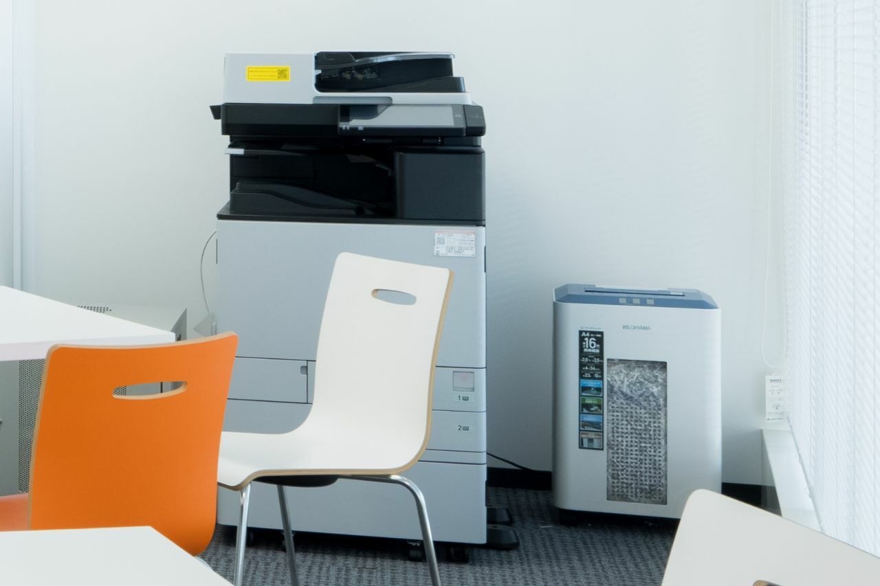 設備_複合機。複合機は有料でコピー、印刷。無料でスキャンが可能です。