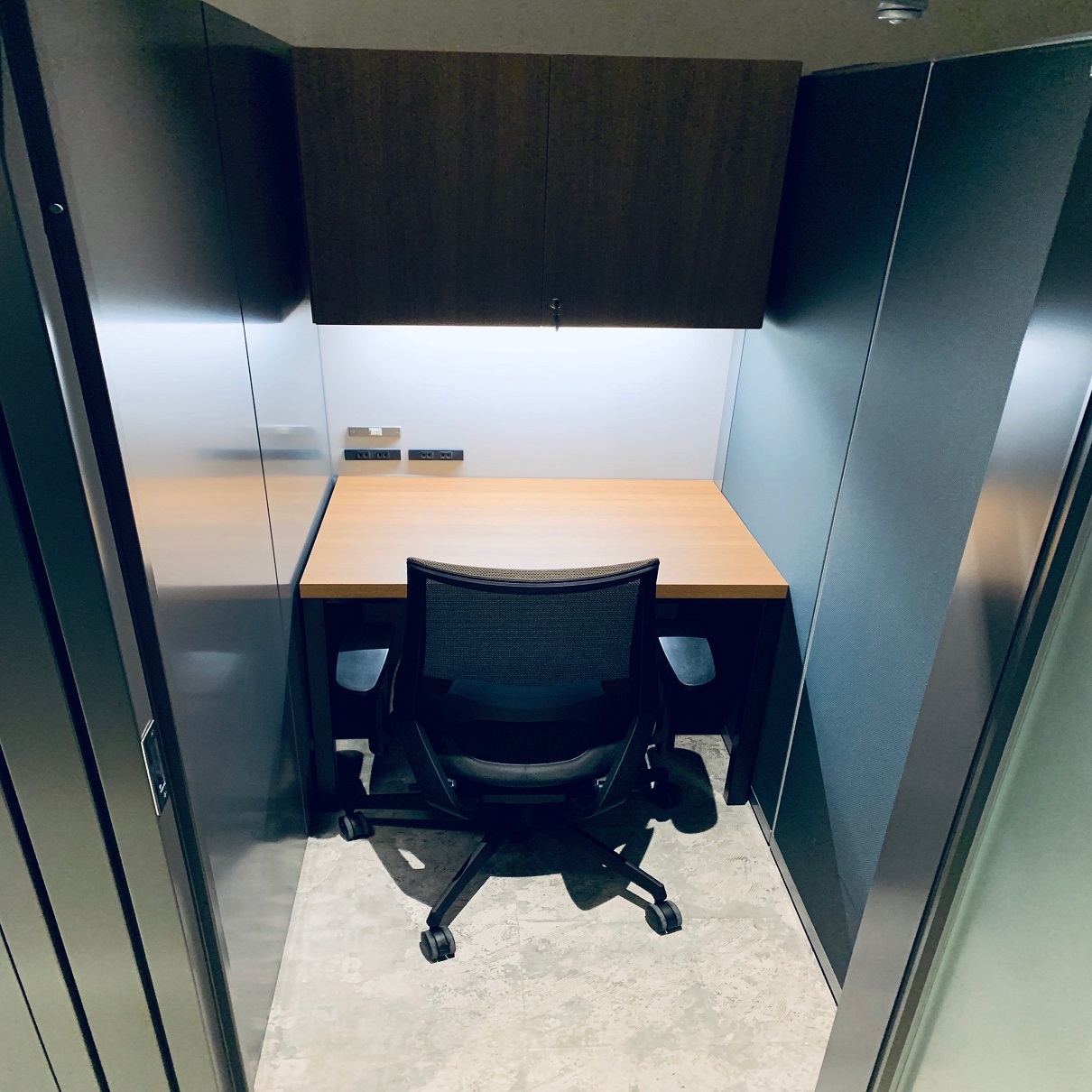 固定席_ブースごとに区切られており、自分だけのスペースで集中して作業できます。