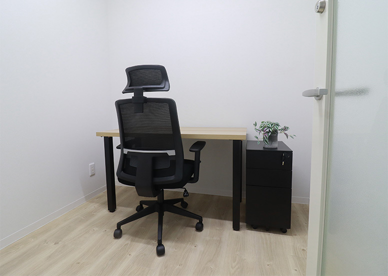専有部_個室。家具、インターネット環境完備です。