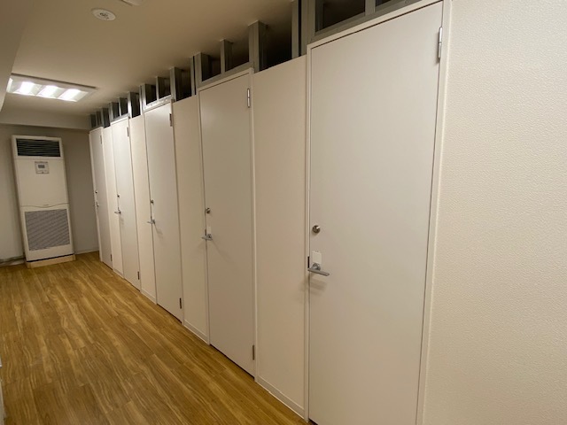共有部_廊下。個室オフィスは施錠可能となっています。