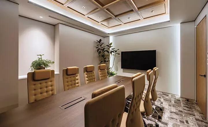 共有部_会議室。会議、面接、取材、セミナーなど様々なシーンで活用できます。ⒸH1O