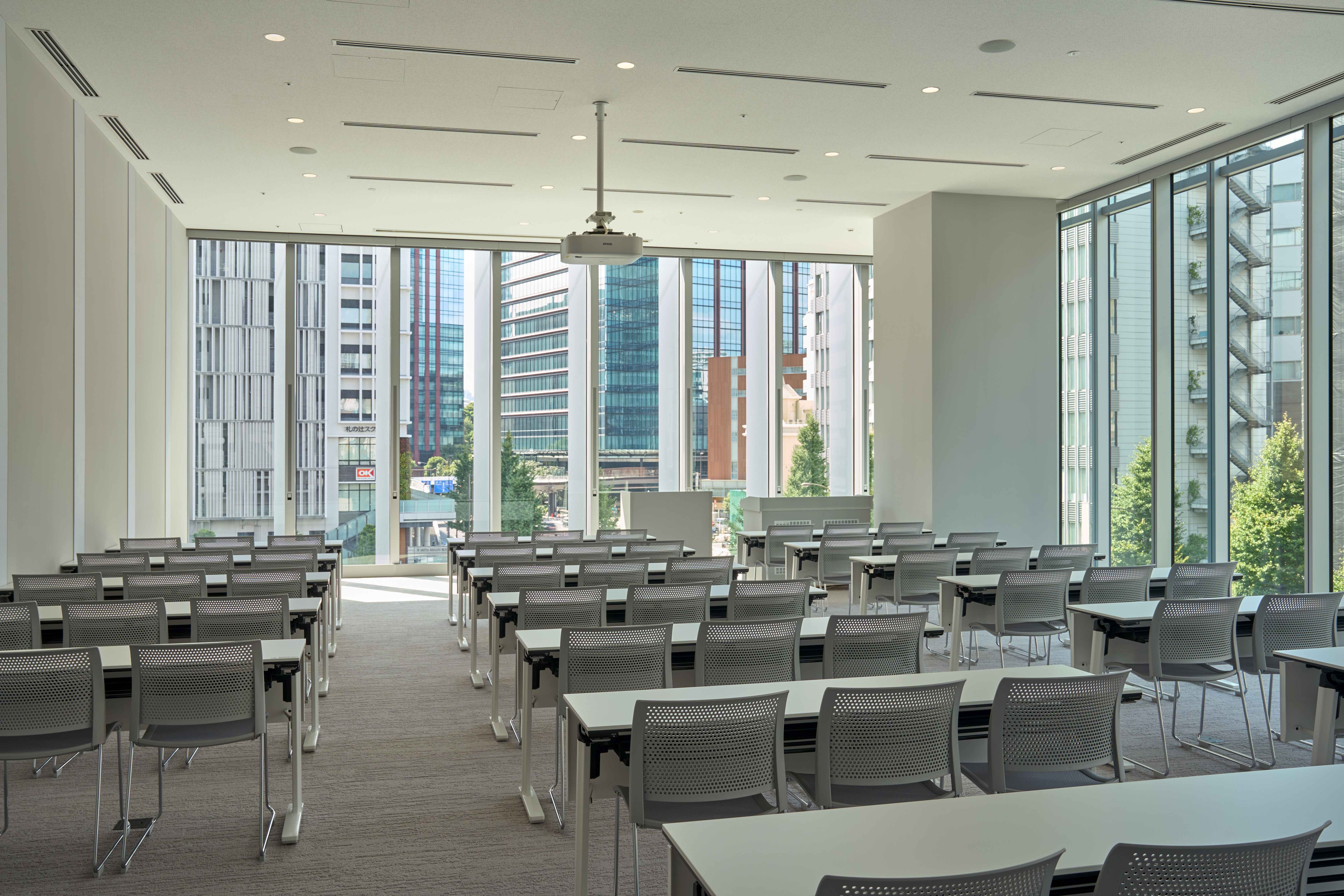 共用部_会議室。社内会議・打ち合わせ・セミナーなど様々な用途で利用できます。（要予約）