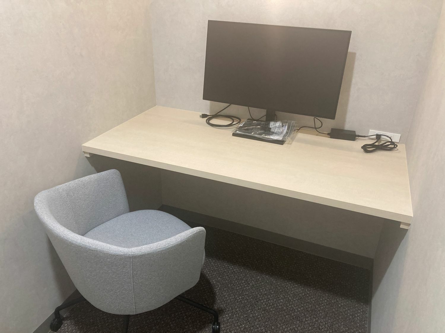 専有部_個室。家具付き、Wi-Fi完備ですぐに作業をスタートできます。