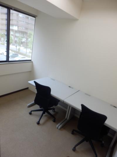 個室_3名個室の参考画像です。広々としたスペースに、大きな窓もあるため開放的です。