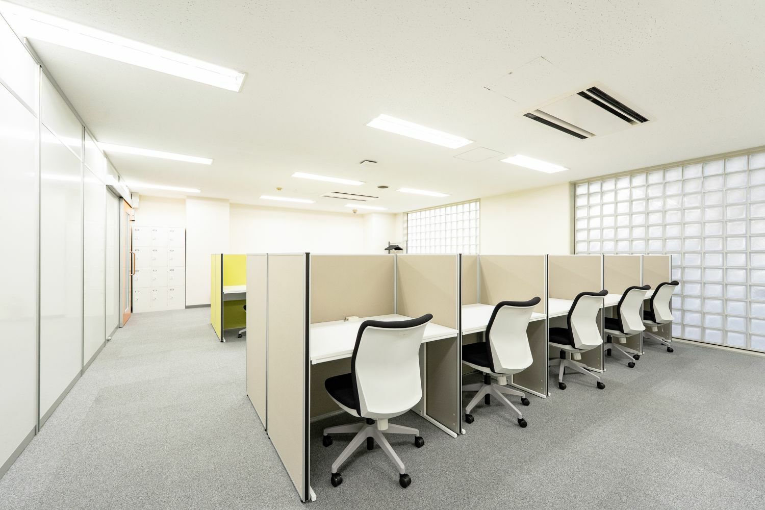 共有部_フリーデスク。自由な席で作業可能です。