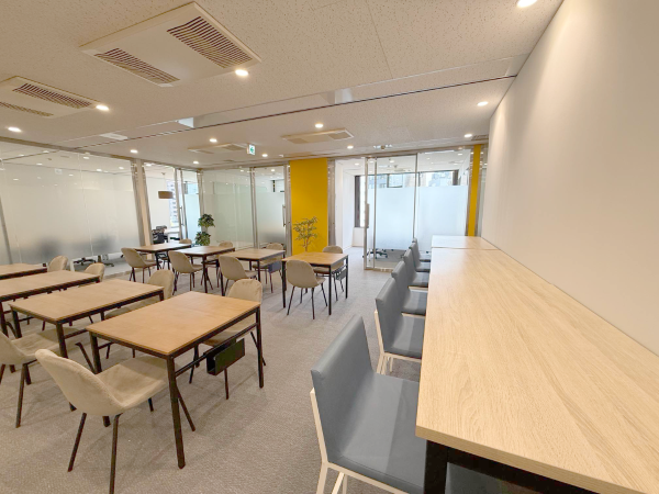 共有部_フリーデスク。自由な席で作業可能です。