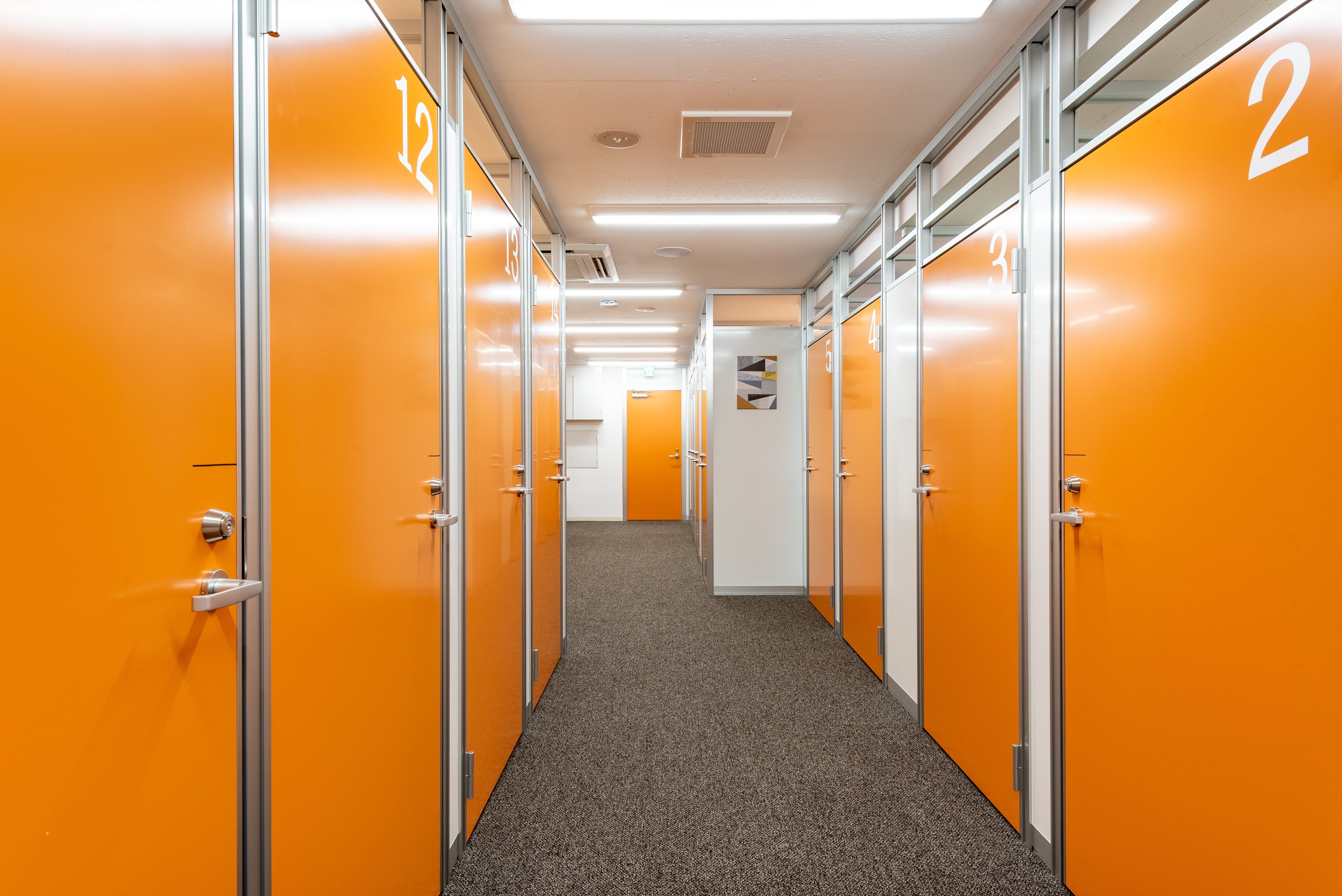 共用部_オレンジ色で明るい雰囲気のオフィスです。