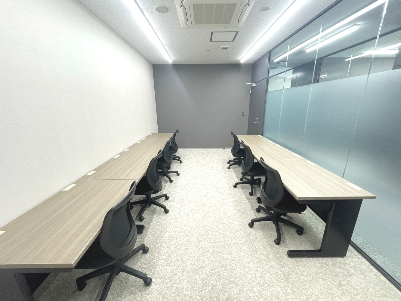 専有部_個室。通路側からも光を取り込める明るいお部屋です。
