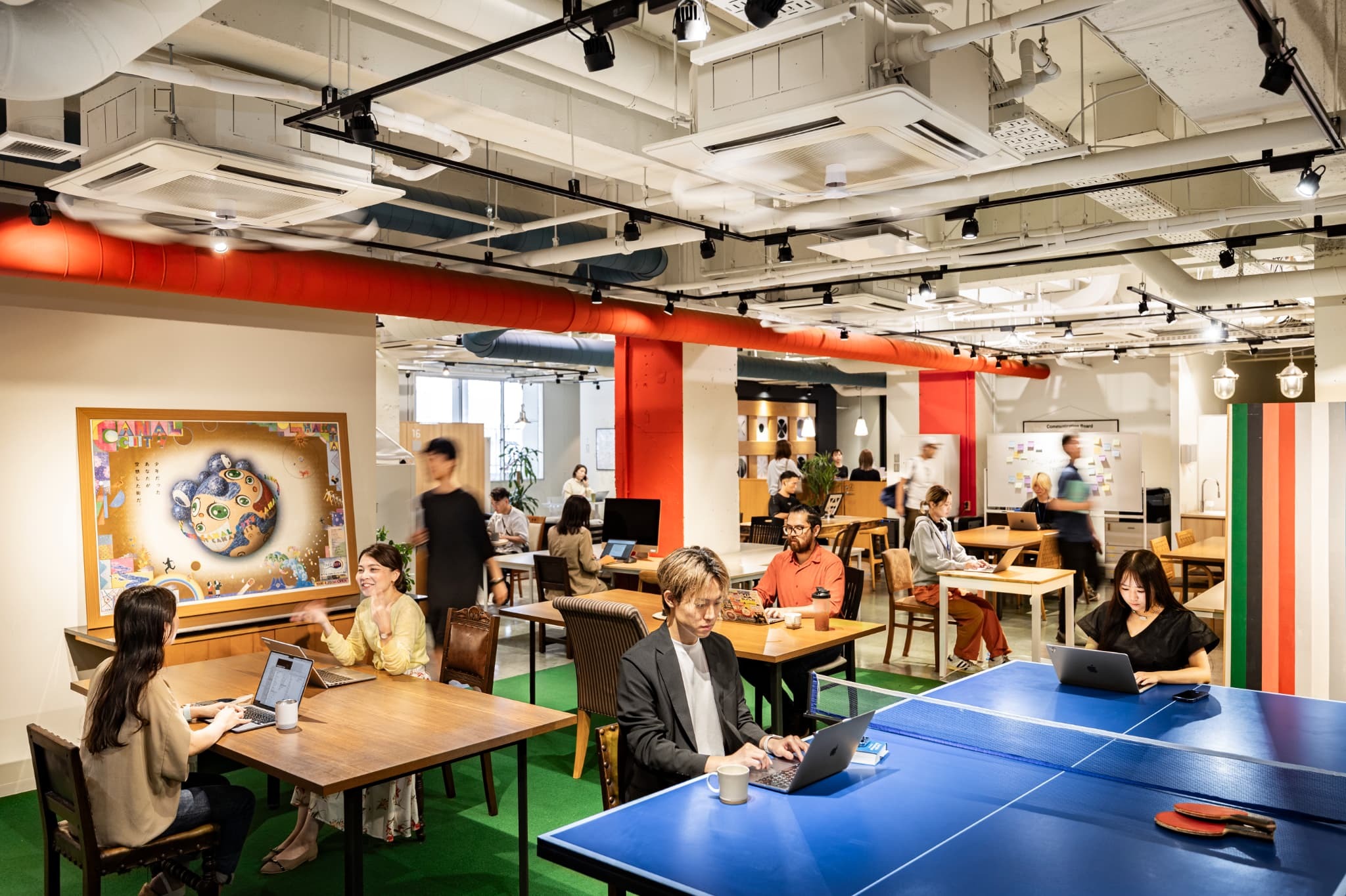 コワーキングスペース｜アート作品やアンティーク家具などが並ぶ、クリエイティブな空間。広めのテーブルからソファ席、昇降式デスクまで、人数や用途に合わせて活用できます。