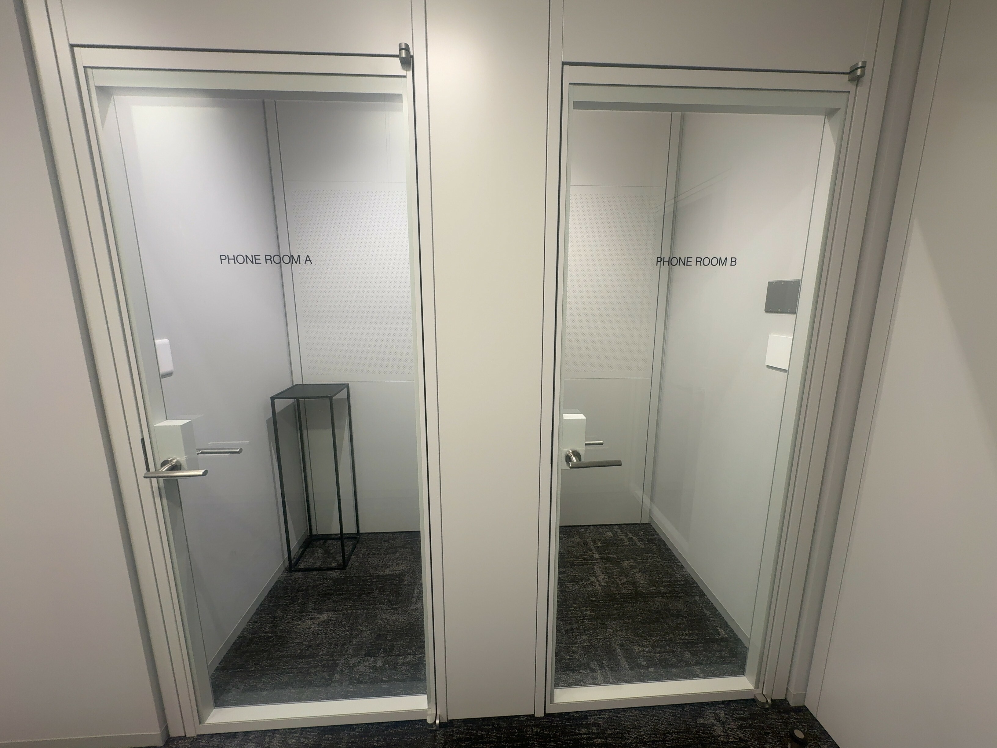 共有部_フォンブース。WEB会議などに便利なスペースも完備しています。