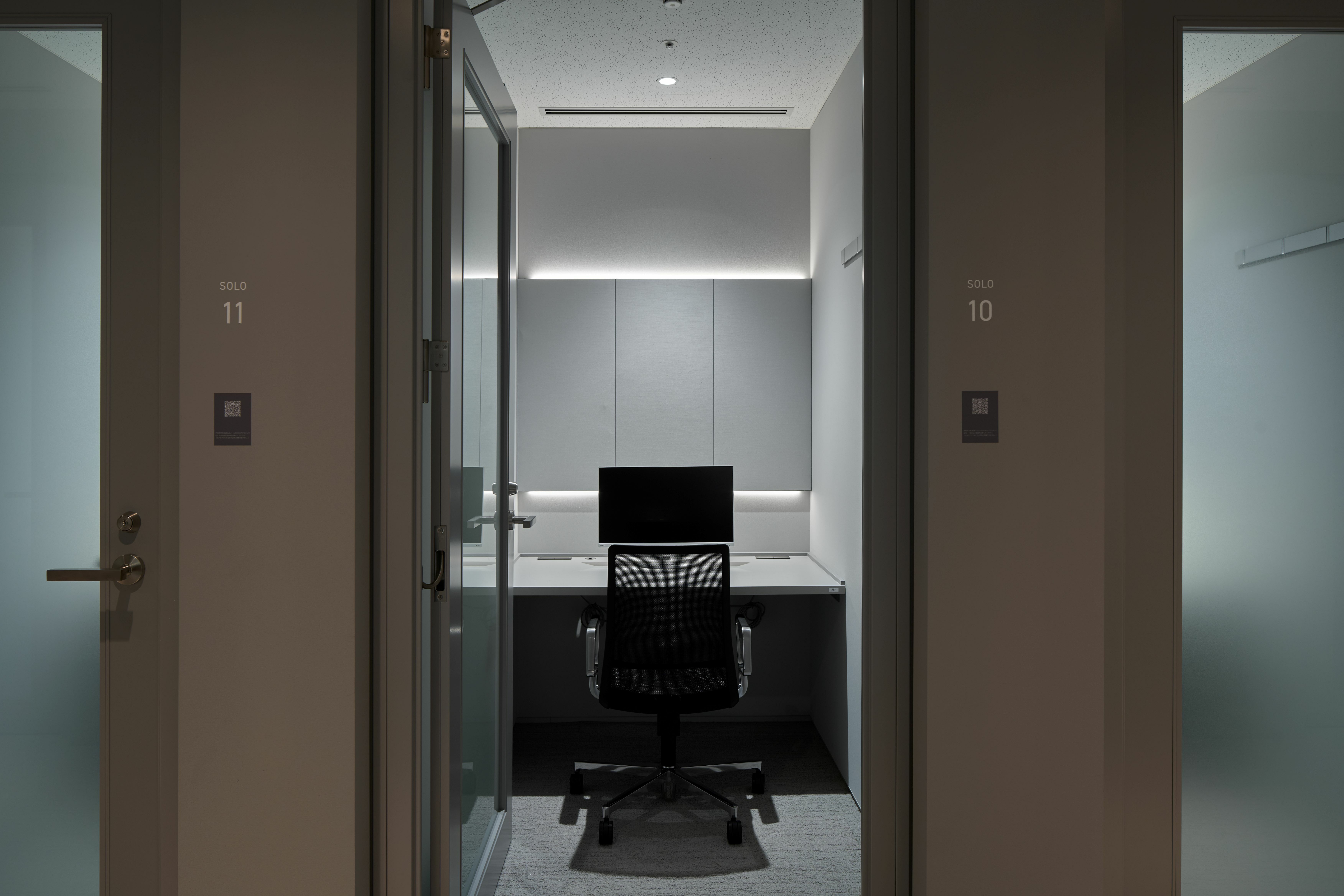 共用部_会議室。1人用のブースもあり、WEB会議に最適です。