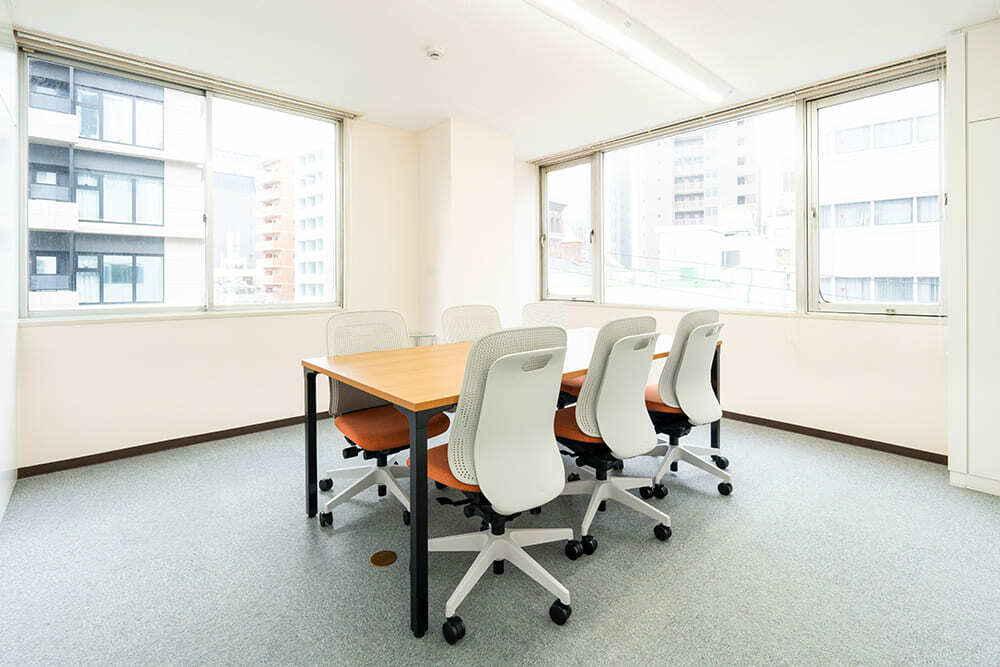 共有部_会議室。1日2時間まで無料で会議室を利用できます(要予約)。