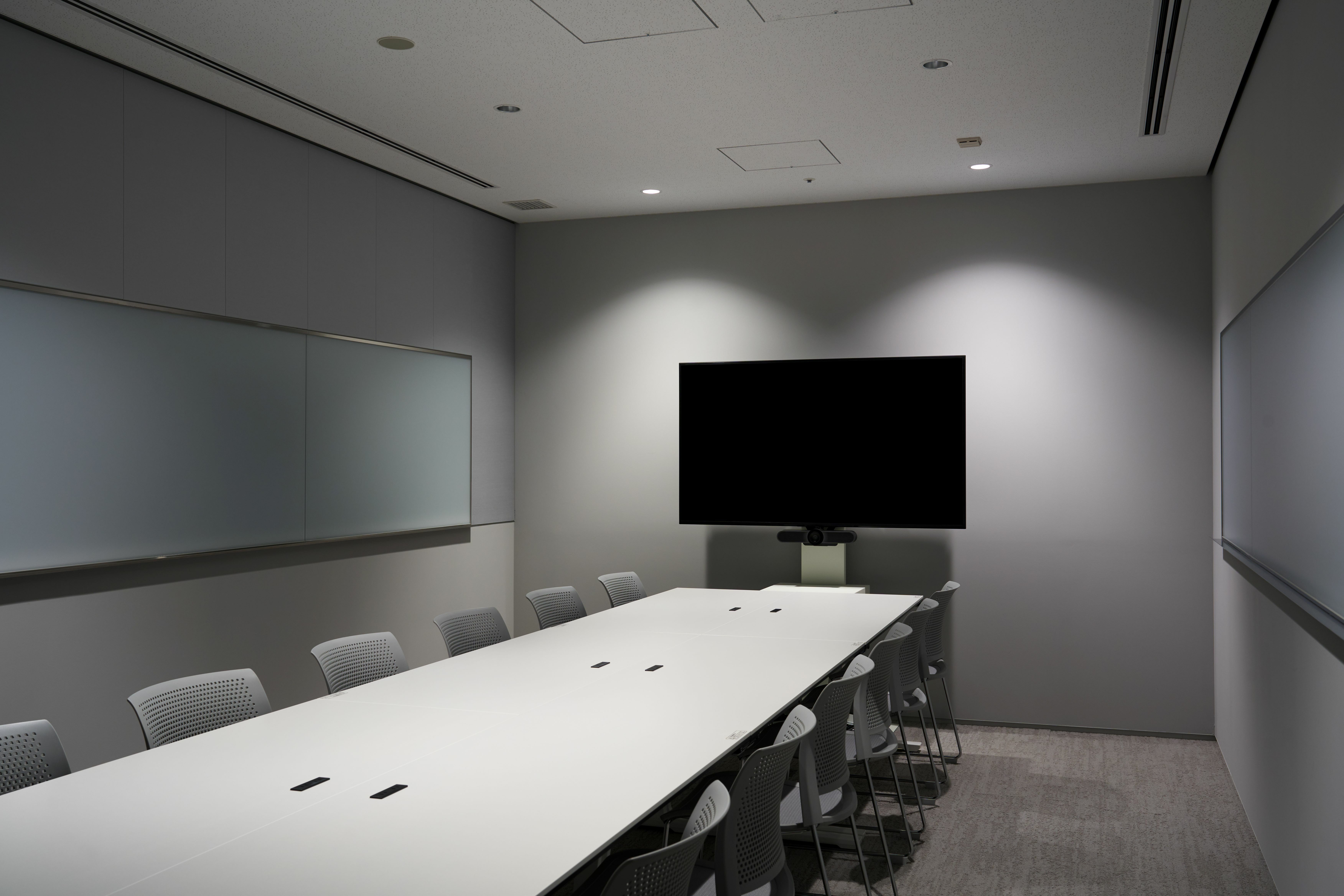 その他_会議室。外部からお客様を招いての商談の際にも利用できます。