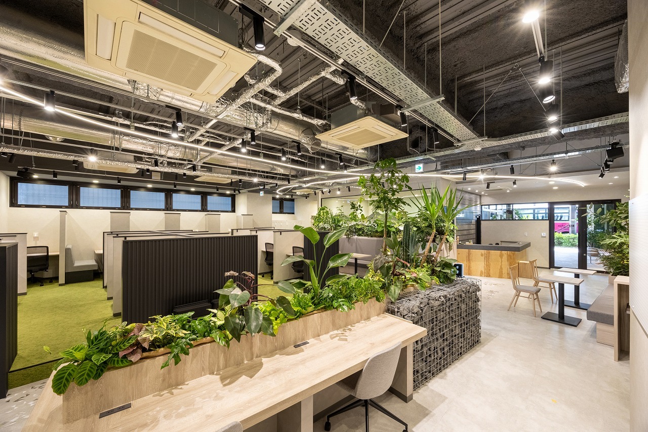 BIZcomfort熊本城前コワーキングスペース_カフェブース/テレワークにも便利なWEB会議や電話も可能なスペースです。©bizcomfort